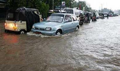 Roads flooded in Colombo