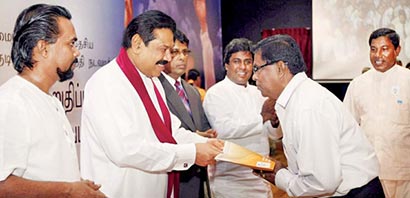 President Mahinda Rajapaksa presented land deeds to over 2,000 beneficiaries under the one million housing project of the Janasevana Programme at a ceremony held at Temple Trees