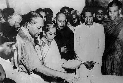 Ambedkar with Ven.Hammalawa Saddatissa at Nagpur