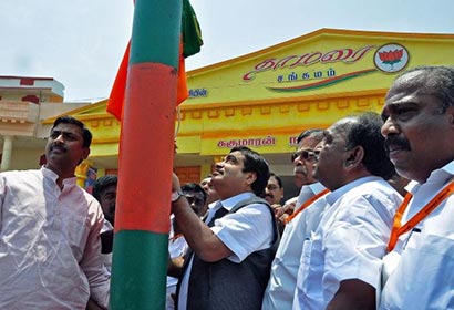 Nitin Gadkari, National president of BJP hoists the party flag on Thursday at BJP State Conference in Madurai.