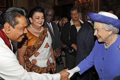 Britain's Queen Elizabeth with Sri Lanka President Mahinda Rajapaksa