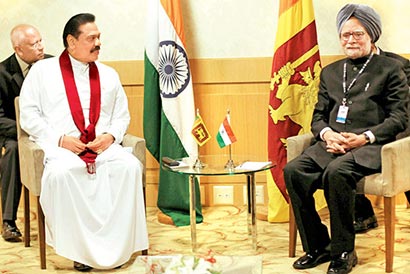 Sri Lanka President Mahinda Rajapaksa with Indian Prime Minister Manmohan Singh