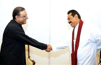 Pakistan's President Asif Ali Zardari with Sri Lanka President Mahinda Rajapaksa