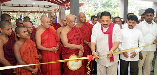 President Rajapaksa pays homage to Gothama Thapowana temple at Kalapaluwawa