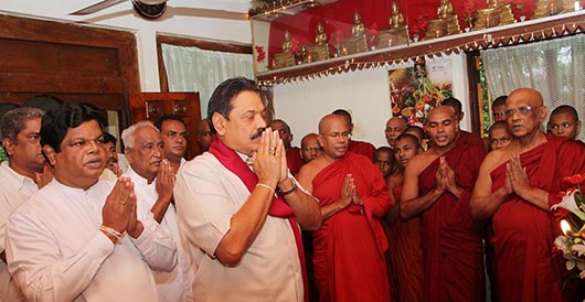 President Rajapaksa pays homage to Gothama Thapowana temple at Kalapaluwawa