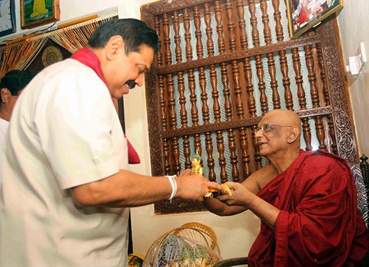 President Rajapaksa pays homage to Gothama Thapowana temple at Kalapaluwawa