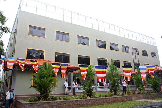 President Rajapaksa pays homage to Gothama Thapowana temple at Kalapaluwawa