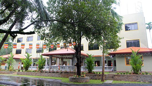 President Rajapaksa pays homage to Gothama Thapowana temple at Kalapaluwawa