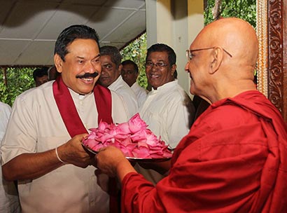 President Rajapaksa pays homage to Gothama Thapowana temple at Kalapaluwawa