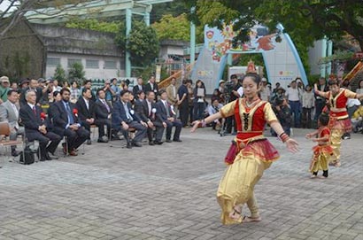 Japanese dancers perform Sri Lankan cultural dances at the Sri Lanka Festival held at the Higashiyama zoo on Saturday, 6th October 2012. Looking on are H.E.AdmiralWasanthaKarannagoda, Ambassador and Mr.Takashi Kawamura, Mayor of Nagoya