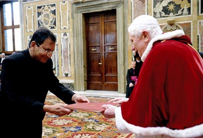 Ambassador Aryasinha presents credentials to Pope Benedict XVI