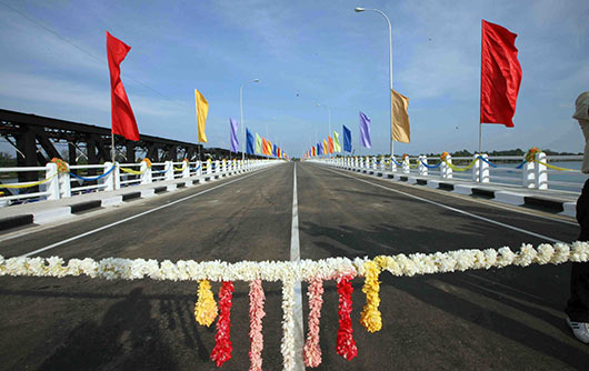 President Rajapaksa declares open Kalladi Bridge linking East and South