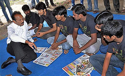 MDMK chief Vaiko interacting with college students who are staging 'fast-unto-death' over the Sri Lankan Tamils' issues, in Chennai on Saturday