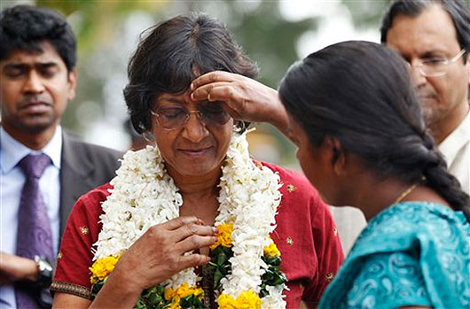 Navi Pillay visits former war zone in Sri Lanka