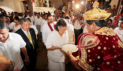 The visiting princesses of Japan and Thailand paid homage to Sri Dalada Maligawa (Temple of the Tooth) in Kandy