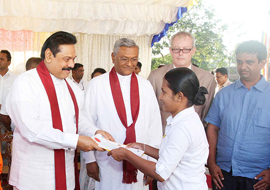 President Rajapaksa declares open the Wahalkada at Tissamaharama Raja Maha Viharaya