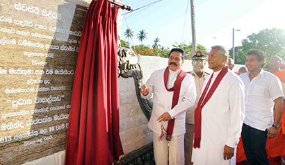 President Rajapaksa declares open the Wahalkada at Tissamaharama Raja Maha Viharaya