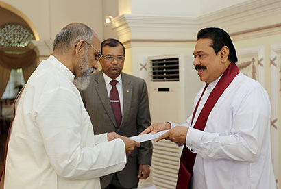 Northern Province CM C.V.Vigneswaran takes oath before President Rajapaksa