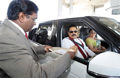 President declares open Colombo - Katunayake Expressway