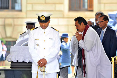 Sri Lanka President Rajapaksa pays last respects to late South Africa leader Nelson Mandela