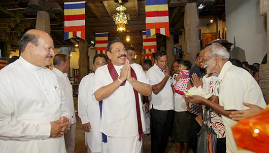 President Mahinda Rajapaksa worshipped at the Sri Dalada Maligawa in Kandy