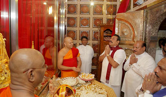 President Mahinda Rajapaksa worshipped at the Sri Dalada Maligawa in Kandy