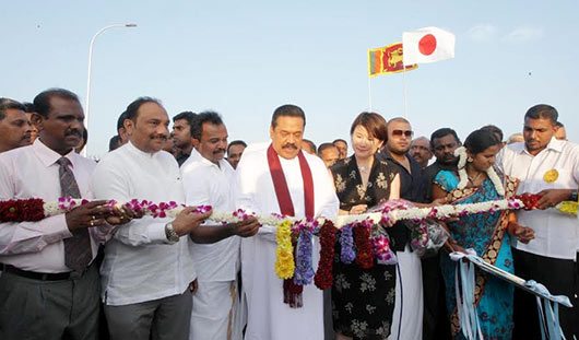 The President declares open the Manmunai Bridge linking Batticaloa and Ampara Districts