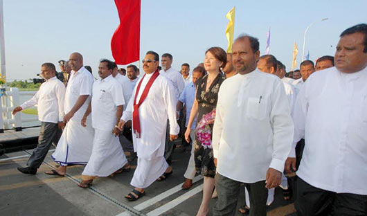 The President declares open the Manmunai Bridge linking Batticaloa and Ampara Districts