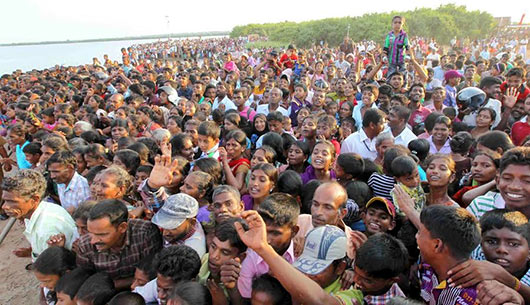 The President declares open the Manmunai Bridge linking Batticaloa and Ampara Districts