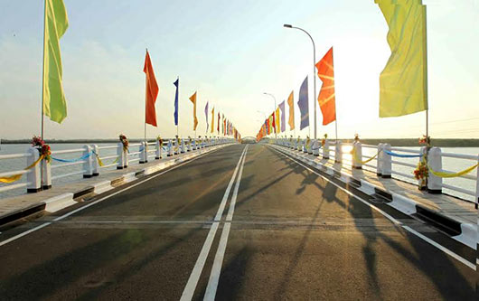 The President declares open the Manmunai Bridge linking Batticaloa and Ampara Districts