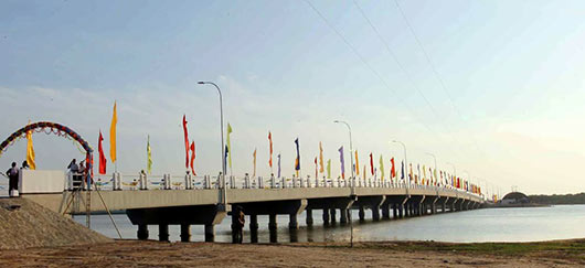 The President declares open the Manmunai Bridge linking Batticaloa and Ampara Districts