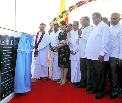 The President declares open the Manmunai Bridge linking Batticaloa and Ampara Districts