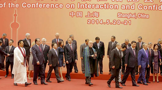 Chinese President Xi Jinping met Sri Lanka President Mahinda Rajapaksa at welcome banquet for CICA dignitaries