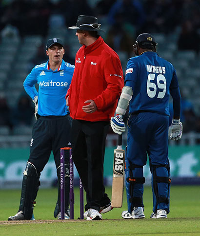 chat between Jos Buttler and Angelo Mathews