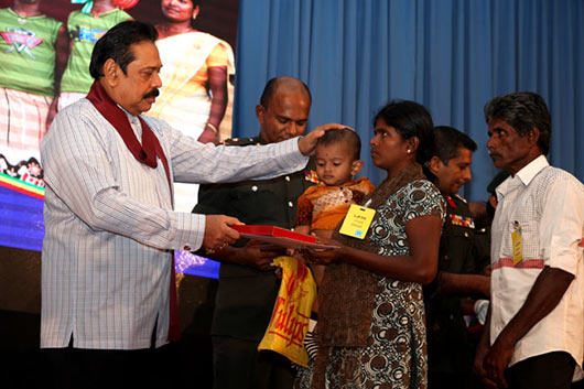 President Mahinda Rajapaksa returning gold to tamils