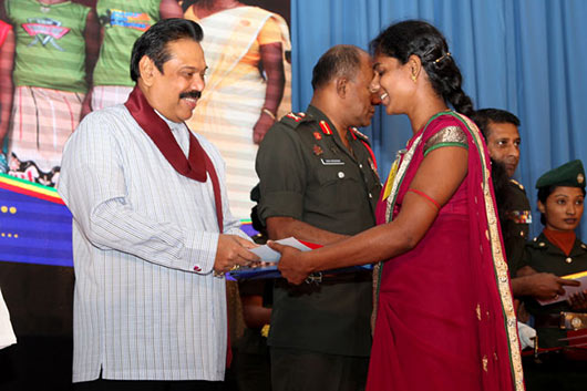 President Mahinda Rajapaksa returning gold to tamils