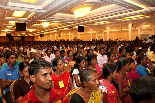 President Mahinda Rajapaksa returning gold to tamils