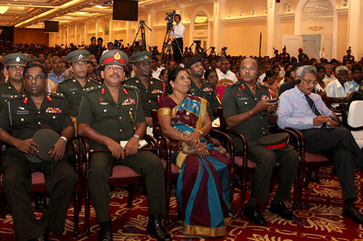 President Mahinda Rajapaksa returning gold to tamils