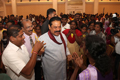 President Mahinda Rajapaksa returning gold to tamils