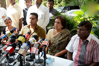 Six UPFA members pledge support to Maithripala