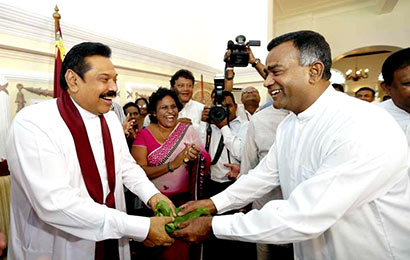 Thissa Attanayake with President Mahinda Rajapaksa