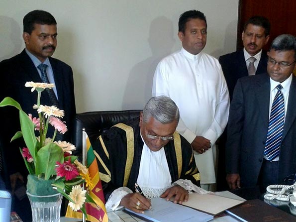 Speaker Chamal Rajapaksa signs blueprint of 19 amendment