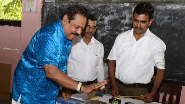 Mahinda Rajapaksa casting his vote