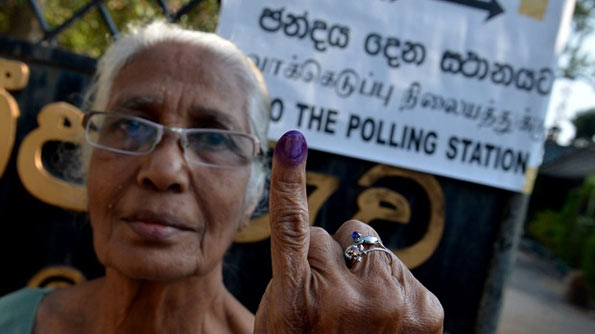 Sri Lankan voter showing her coloured finger