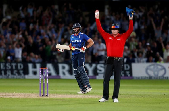 Liam Plunkett hits a six at last ball