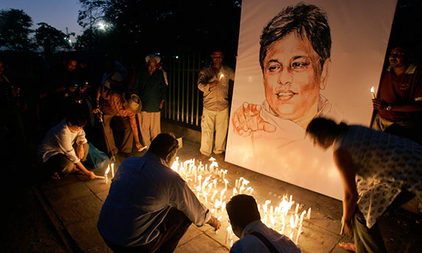 Light candles in front of Lasantha Wickrematunge portrait