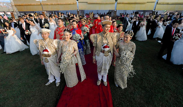 Fifty Chinese couples marry in mass ceremony in Sri Lanka