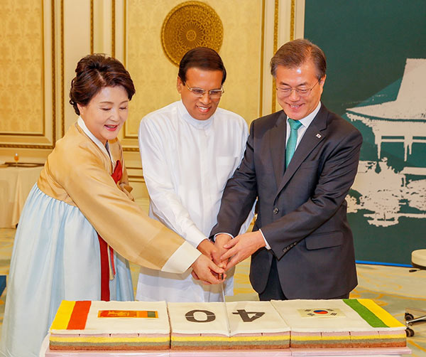  Sri Lankan President Maithripala Sirisena and Korean President Moon Jae-in