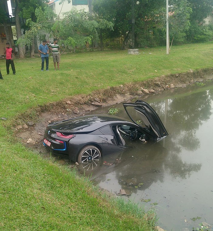 BMW i8 accident in Thalawatugoda in Colombo Sri Lanka