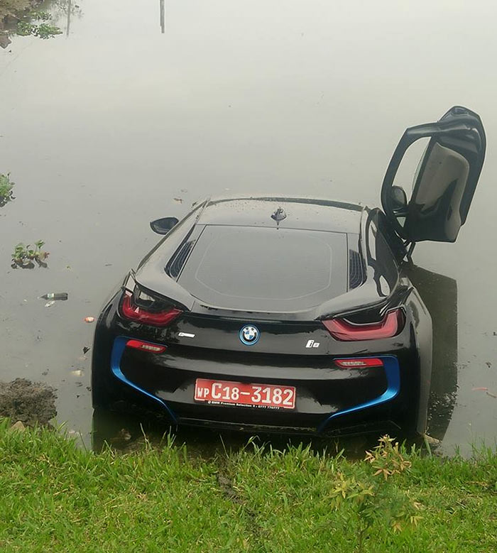 BMW i8 accident in Thalawatugoda in Colombo Sri Lanka